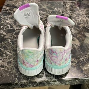Girls tennis shoes